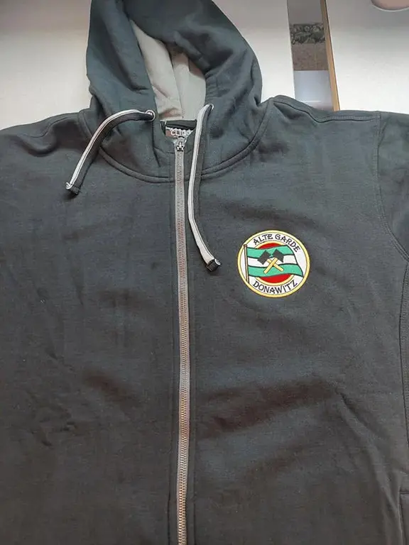 Bestickter Zip-Hoodie mit Firmenlogo – hochwertig veredelter Hoodie von Creativ Stickerei